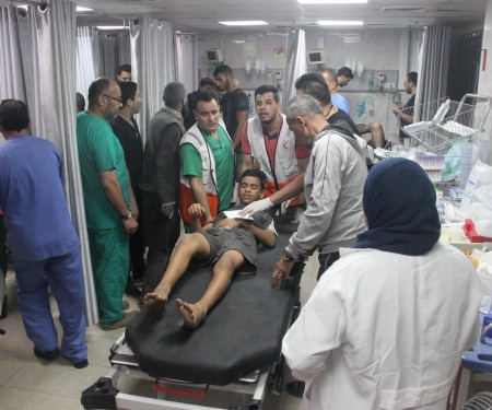 الطواقم الطبية في مستشفى القدس تستقبل المصابين والجرحى من قطاع غزة