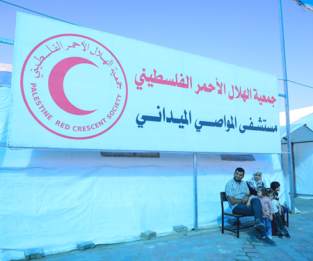 الهلال الأحمر الفلسطيني يبدأ تشغيل مستشفى المواصي الميداني  بخانيونس