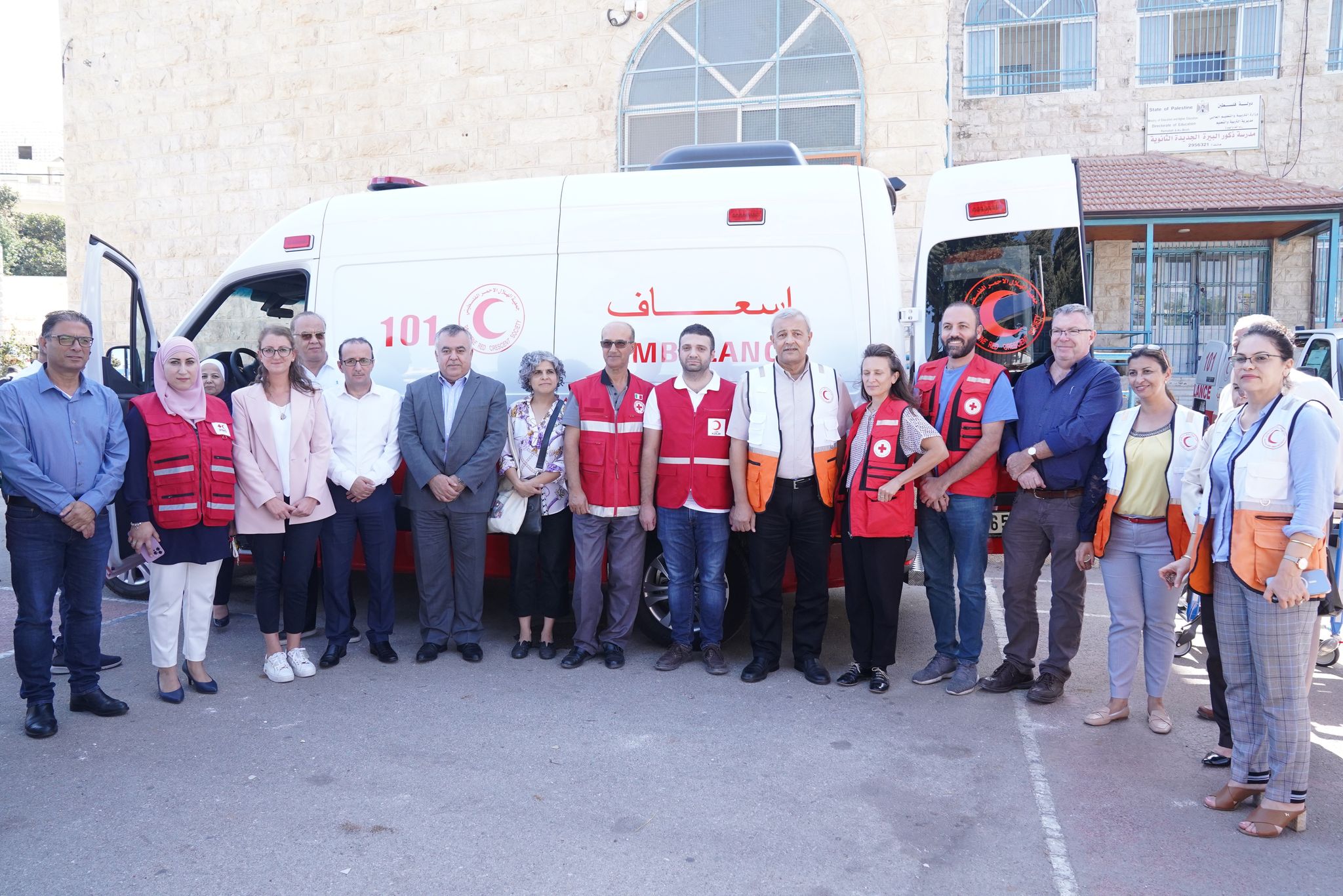 بدعم من الجمعيات الوطنية للصليب الأحمر والهلال الأحمر ومؤسسات شريكة أخرى - الهلال الأحمر الفلسطيني يتسلم  21 سيارة إسعاف حديثة مجهزة بالمعدات الطبية لتجديد أسطولها الإسعافي